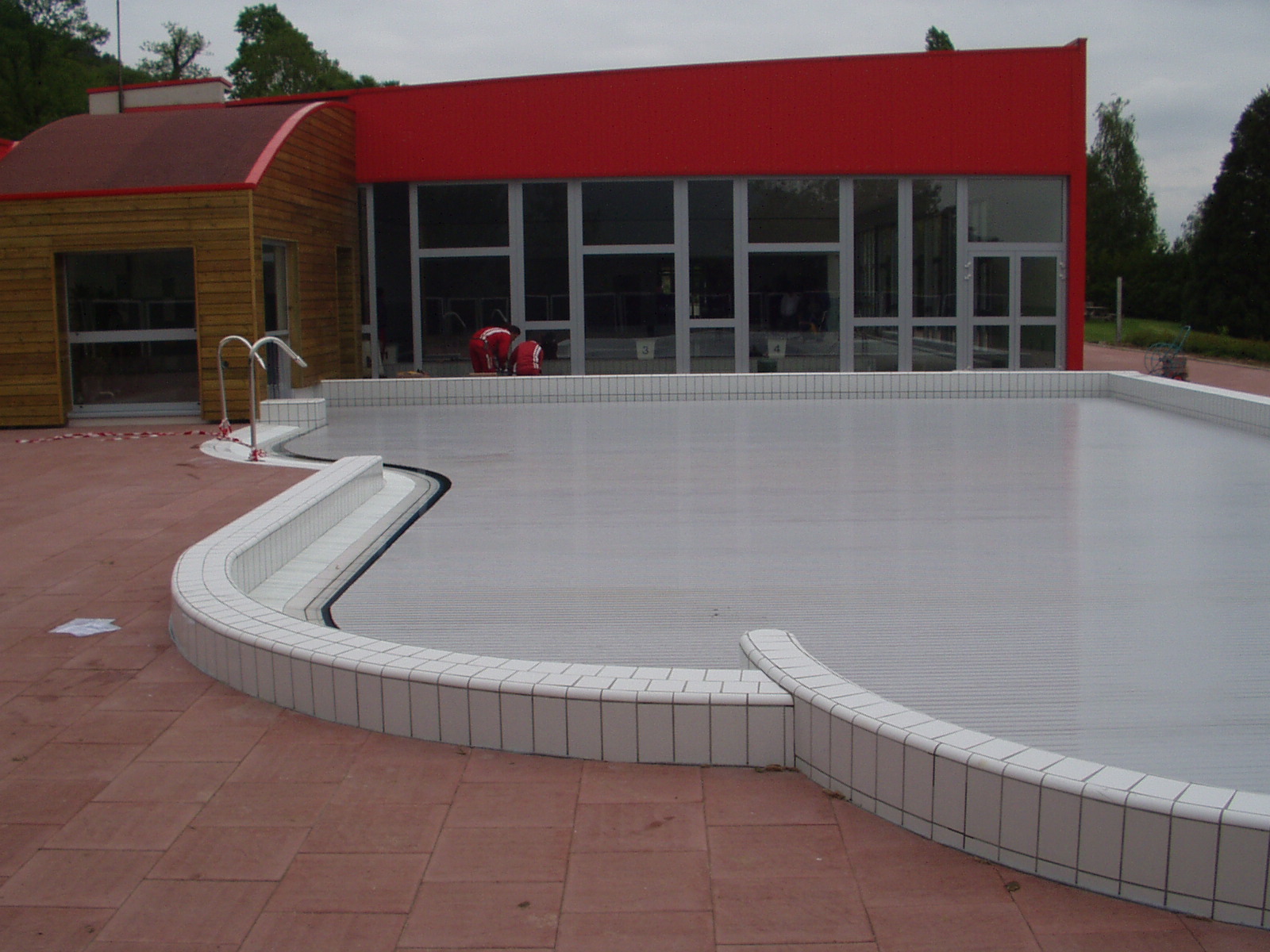 automatic insulated pool cover